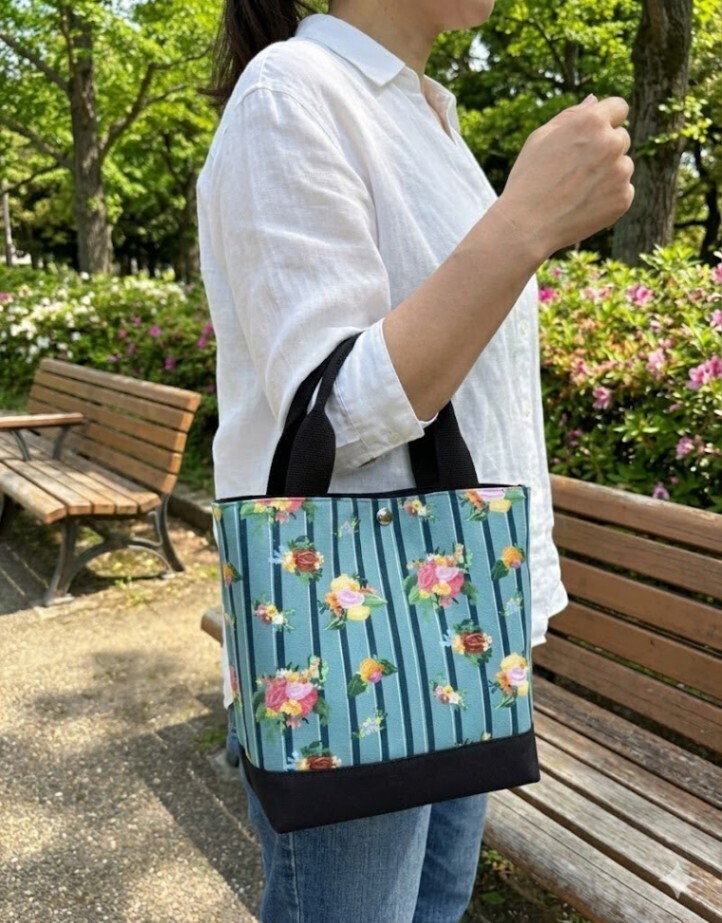 デザイナーが描くアートを日常に。華やぎと規律が織りなすストライプとアンティークフラワー・Mトート

