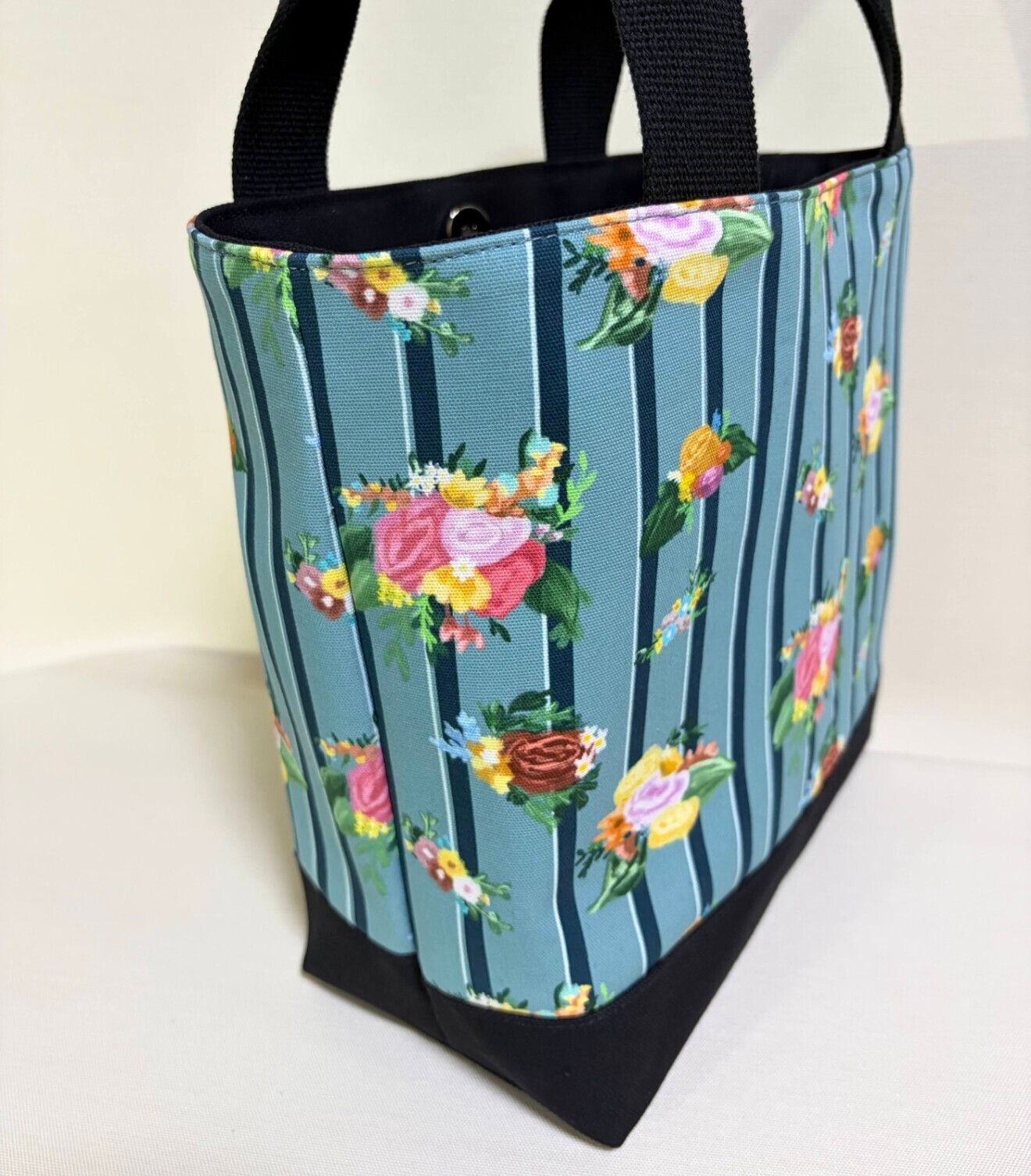 デザイナーが描くアートを日常に。華やぎと規律が織りなすストライプとアンティークフラワー・Mトート

