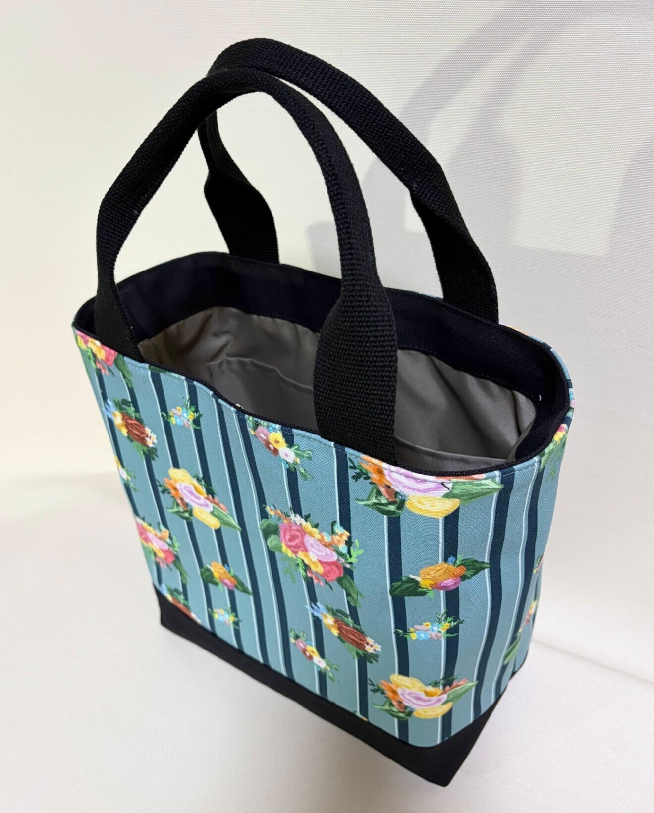 デザイナーが描くアートを日常に。華やぎと規律が織りなすストライプとアンティークフラワー・Mトート

