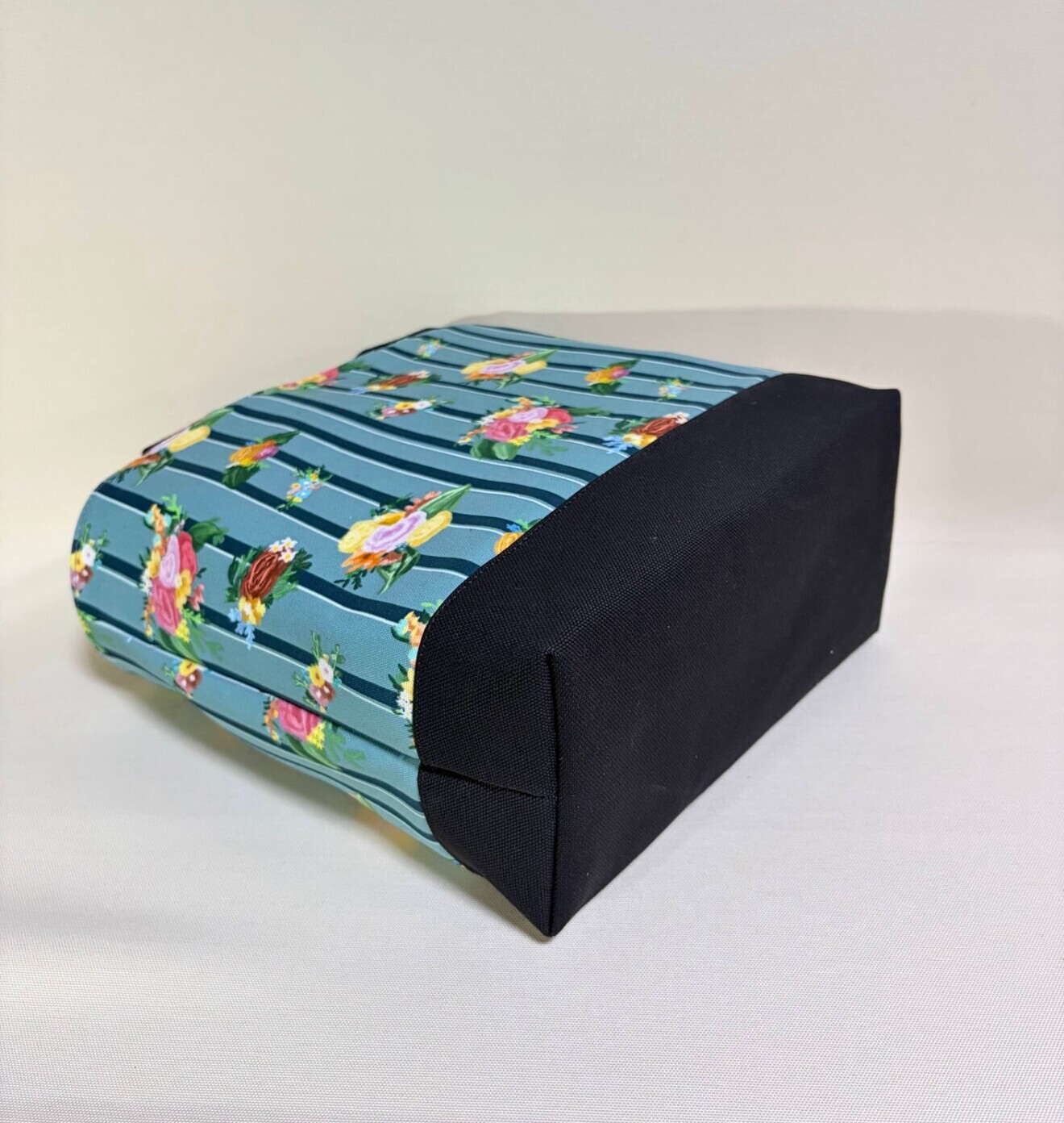 デザイナーが描くアートを日常に。華やぎと規律が織りなすストライプとアンティークフラワー・Mトート

