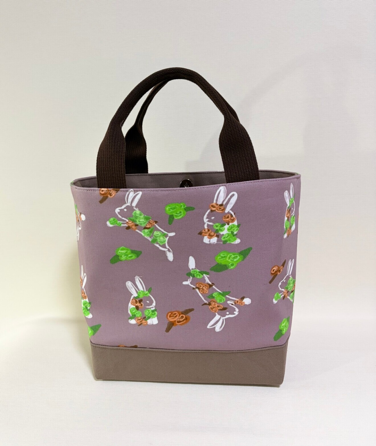 デザイナーが描くアートを日常に。独創のテキスタイルが語る「ひだまりとお守りうさぎ」Mトートバッグ