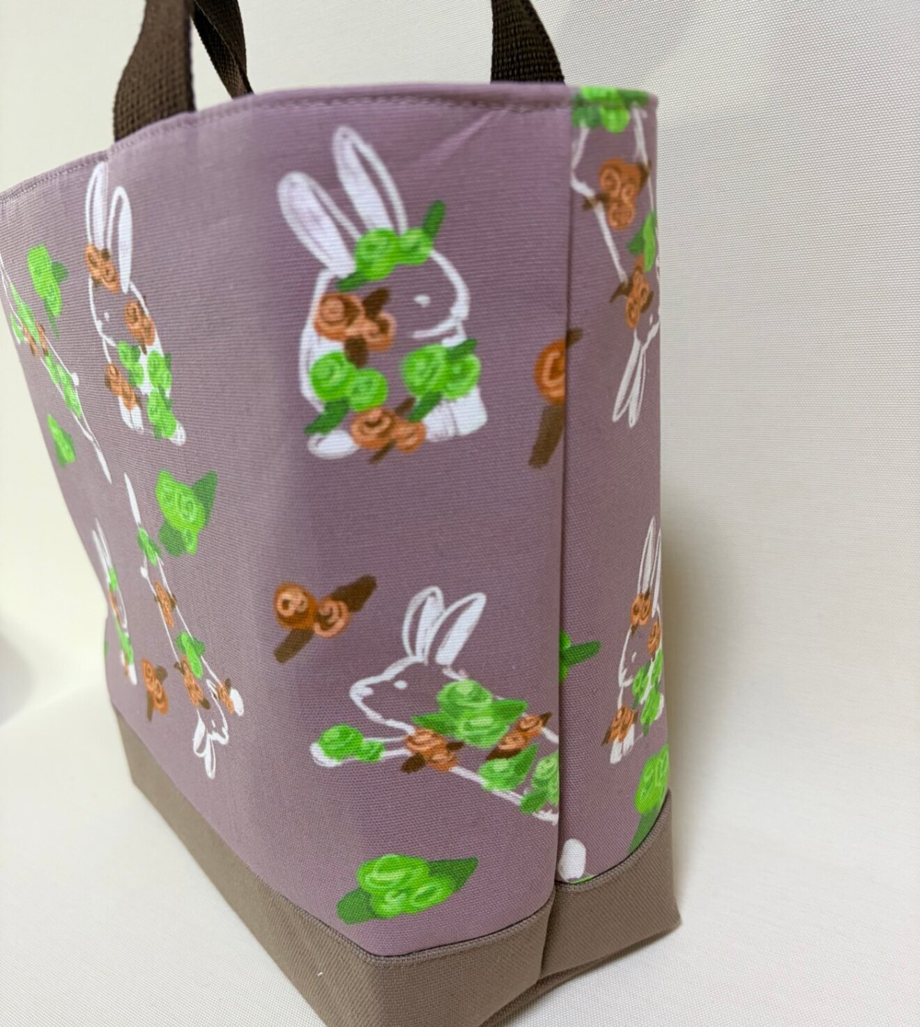 デザイナーが描くアートを日常に。独創のテキスタイルが語る「ひだまりとお守りうさぎ」Mトートバッグ