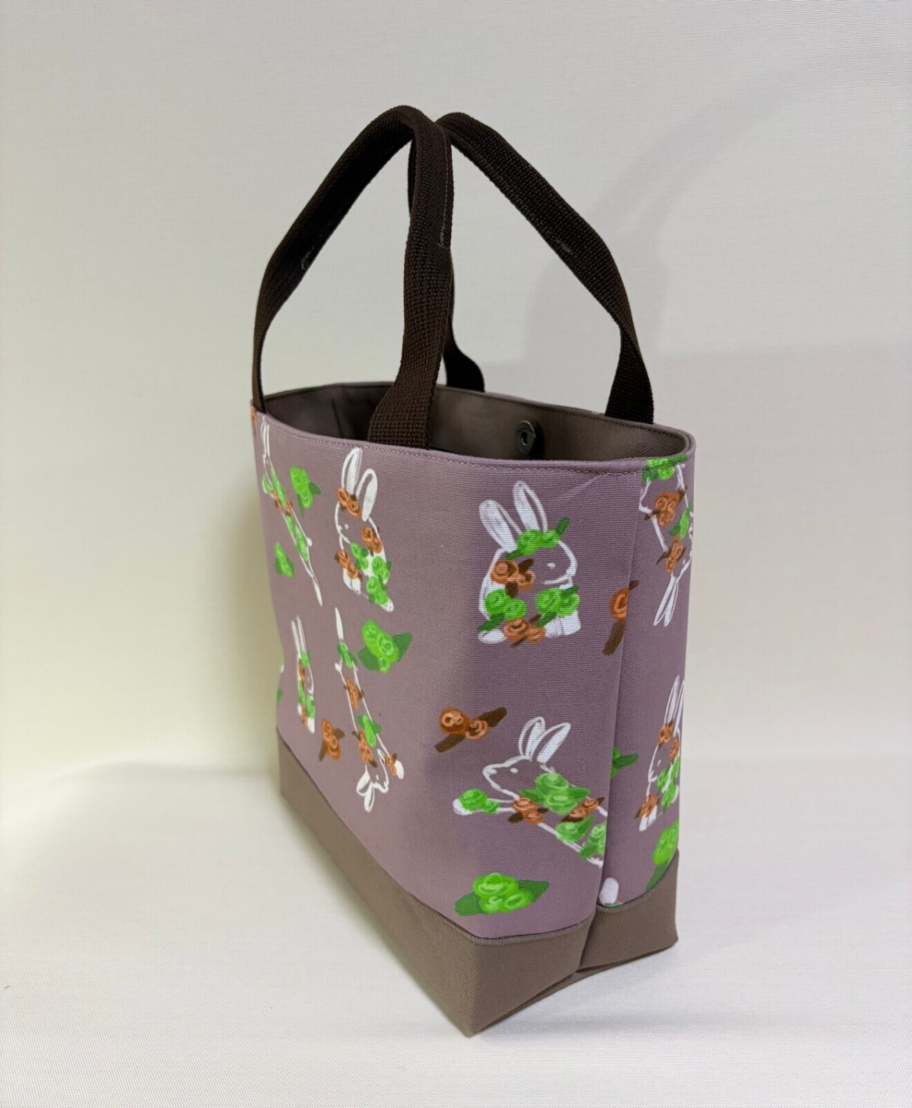 デザイナーが描くアートを日常に。独創のテキスタイルが語る「ひだまりとお守りうさぎ」Mトートバッグ