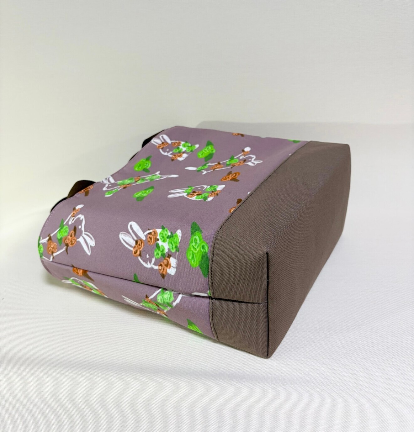 デザイナーが描くアートを日常に。独創のテキスタイルが語る「ひだまりとお守りうさぎ」Mトートバッグ