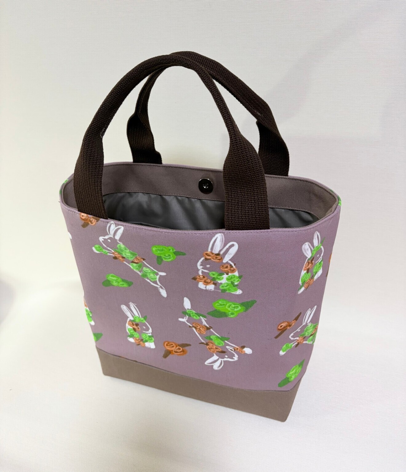 デザイナーが描くアートを日常に。独創のテキスタイルが語る「ひだまりとお守りうさぎ」Mトートバッグ