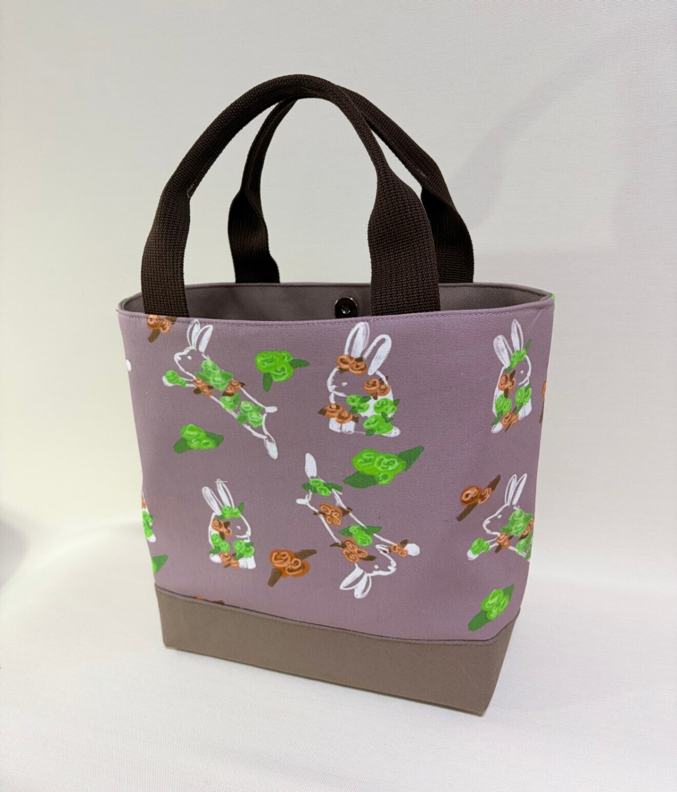 デザイナーが描くアートを日常に。独創のテキスタイルが語る「ひだまりとお守りうさぎ」Mトートバッグ