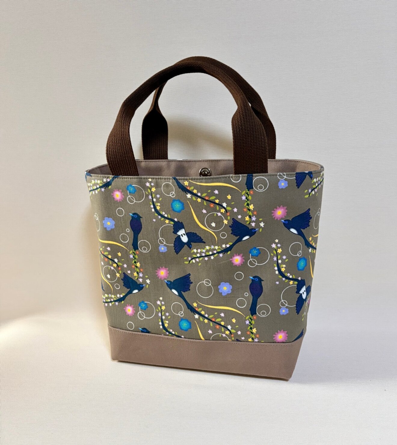 デザイナーが描くアートを日常に。独創のテキスタイルが語るサンコウチョウの物語・Mトートバッグ