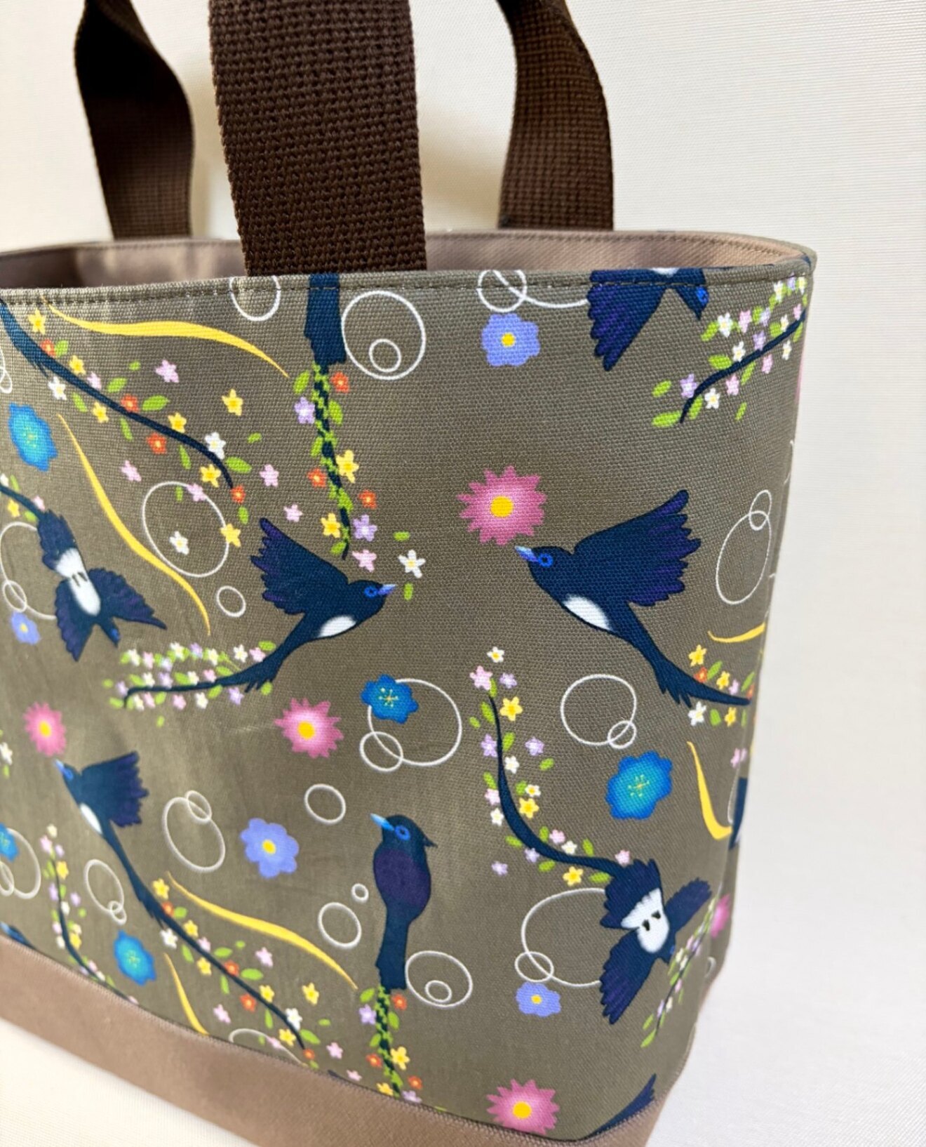 デザイナーが描くアートを日常に。独創のテキスタイルが語るサンコウチョウの物語・Mトートバッグ