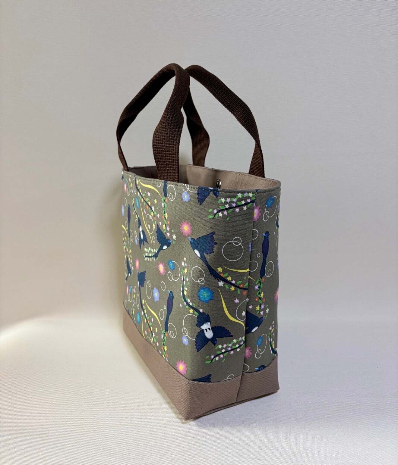 デザイナーが描くアートを日常に。独創のテキスタイルが語るサンコウチョウの物語・Mトートバッグ