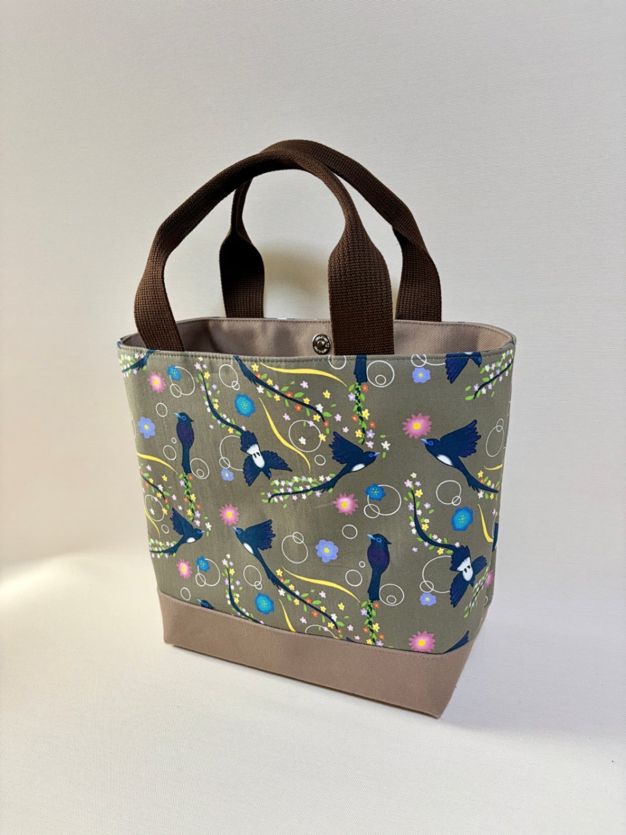 デザイナーが描くアートを日常に。独創のテキスタイルが語るサンコウチョウの物語・Mトートバッグ