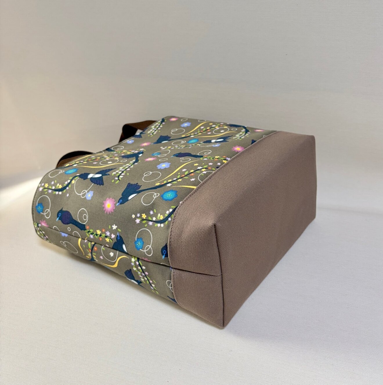 デザイナーが描くアートを日常に。独創のテキスタイルが語るサンコウチョウの物語・Mトートバッグ