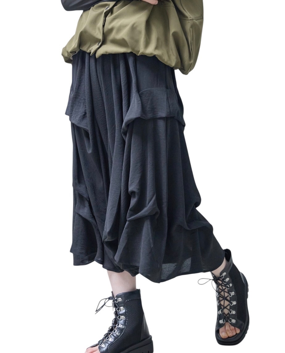 フリル　ワイドパンツ　モードスタイル
ブラック　黒　色違いグレー