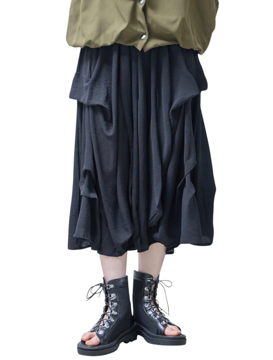 フリル　ワイドパンツ　モードスタイル
ブラック　黒　色違いグレー