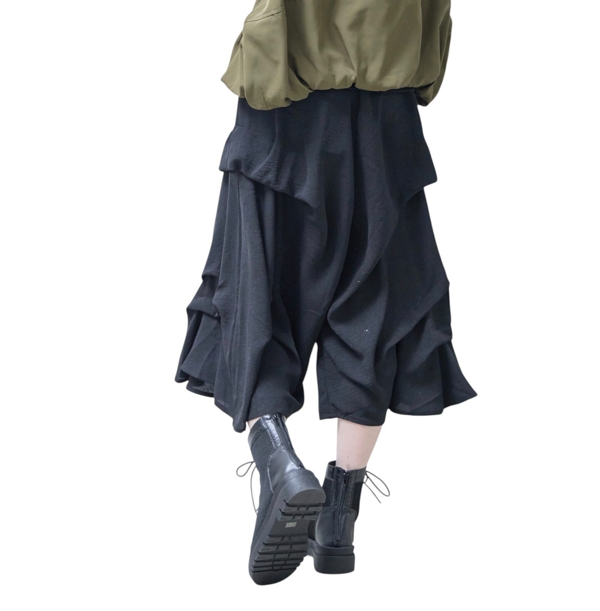 フリル　ワイドパンツ　モードスタイル
ブラック　黒　色違いグレー