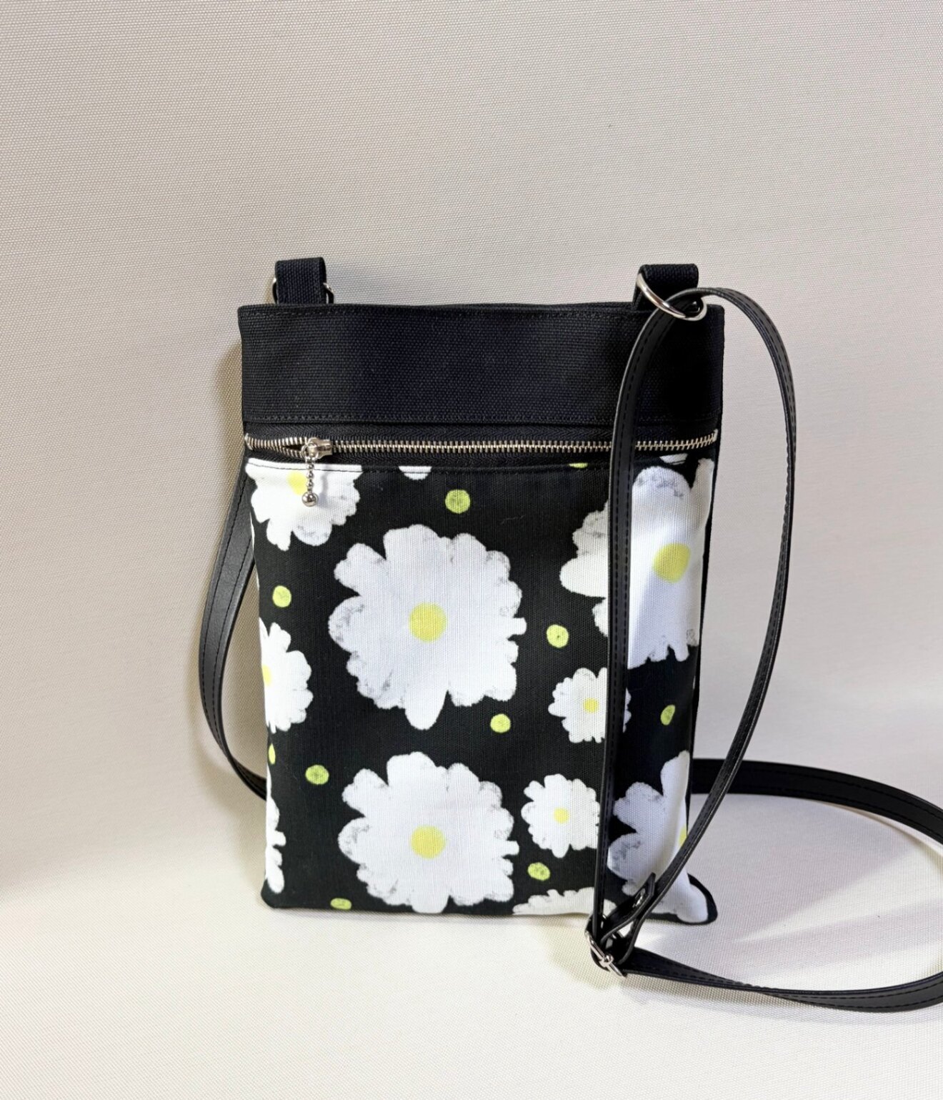 【長財布・ボトルが入る】8号帆布×レトロ花柄の縦長サコッシュ／ショルダーバッグ（黒合皮ストラップ）