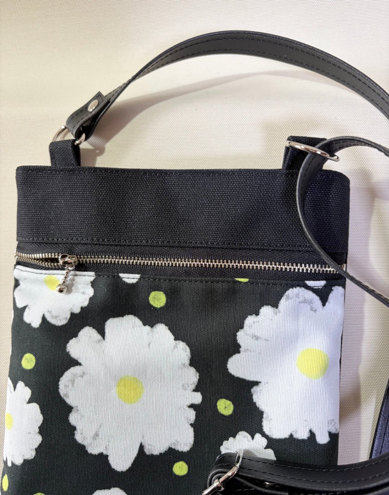 【長財布・ボトルが入る】8号帆布×レトロ花柄の縦長サコッシュ／ショルダーバッグ（黒合皮ストラップ）