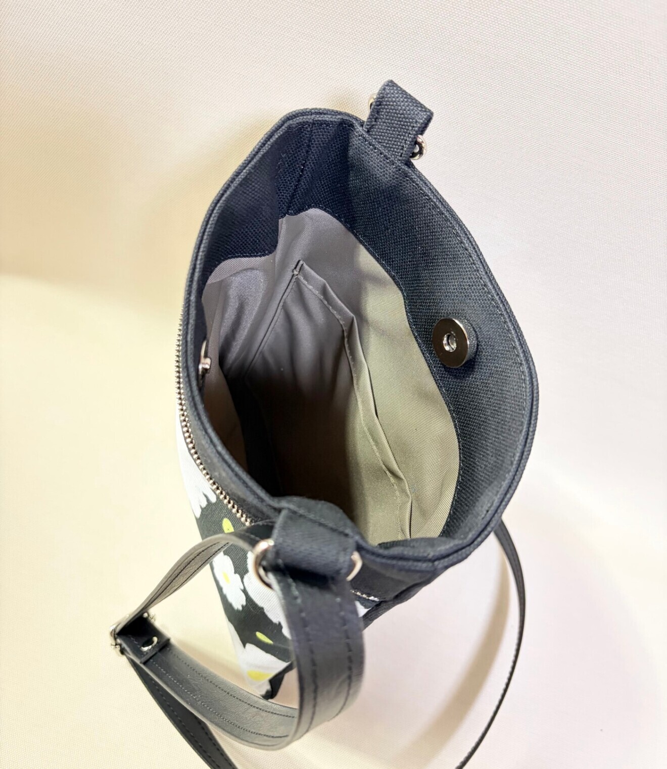 【長財布・ボトルが入る】8号帆布×レトロ花柄の縦長サコッシュ／ショルダーバッグ（黒合皮ストラップ）