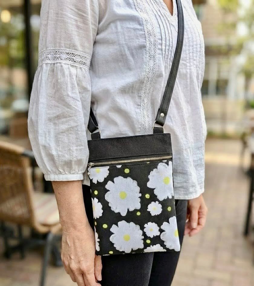 【長財布・ボトルが入る】8号帆布×レトロ花柄の縦長サコッシュ／ショルダーバッグ（黒合皮ストラップ）
