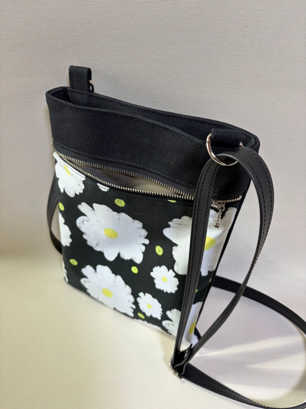 【長財布・ボトルが入る】8号帆布×レトロ花柄の縦長サコッシュ／ショルダーバッグ（黒合皮ストラップ）