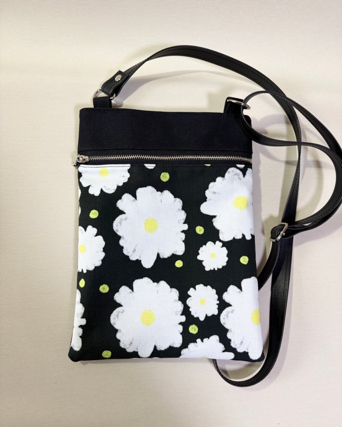 【長財布・ボトルが入る】8号帆布×レトロ花柄の縦長サコッシュ／ショルダーバッグ（黒合皮ストラップ）