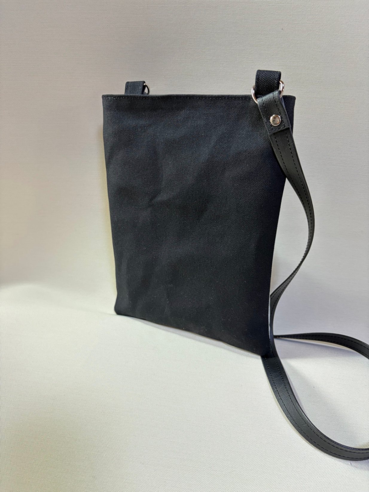 【長財布・ボトルが入る】8号帆布×レトロ花柄の縦長サコッシュ／ショルダーバッグ（黒合皮ストラップ）