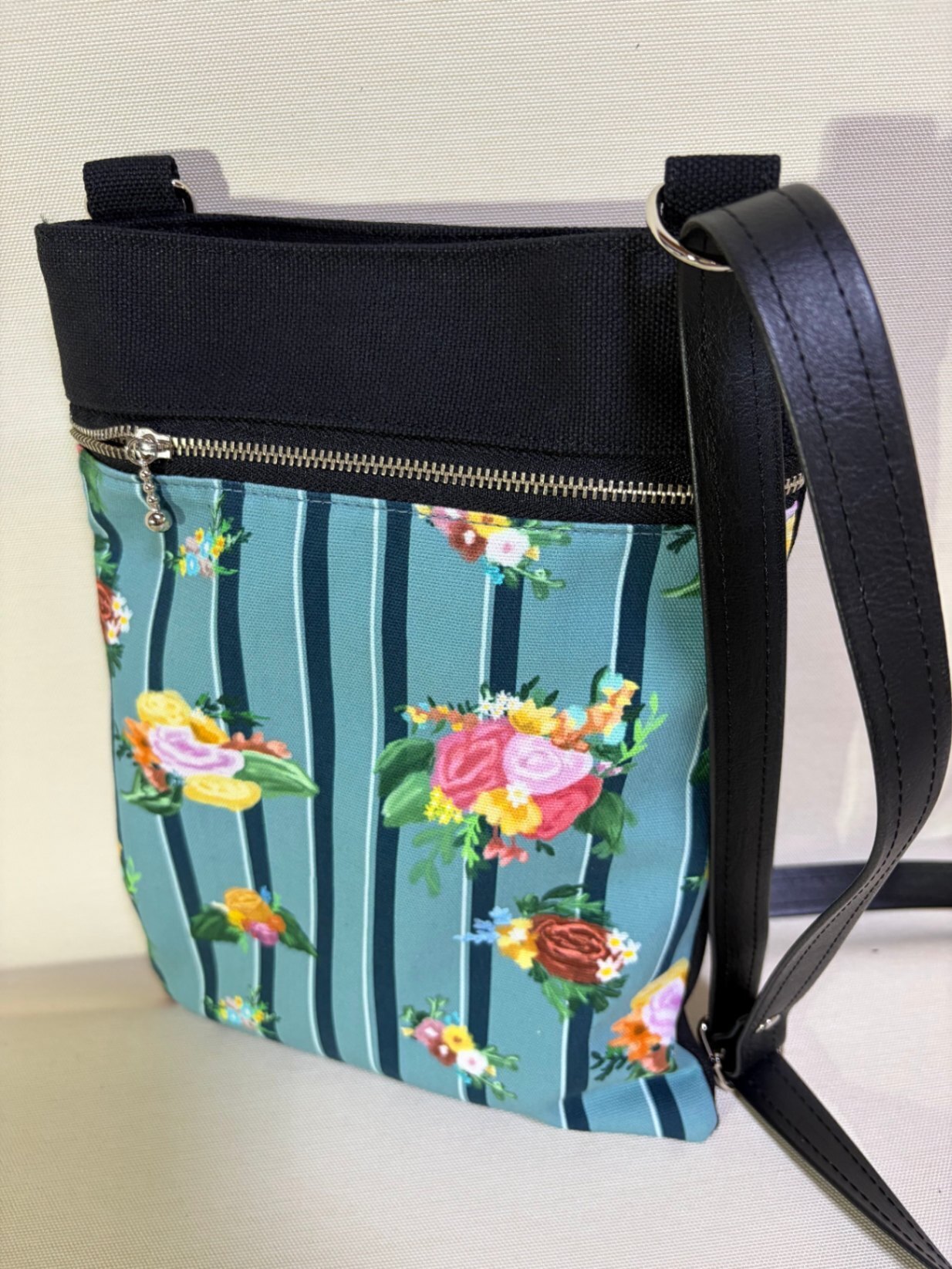 【長財布・ボトルが入る】8号帆布×祝い花柄の縦長サコッシュ／ショルダーバッグ