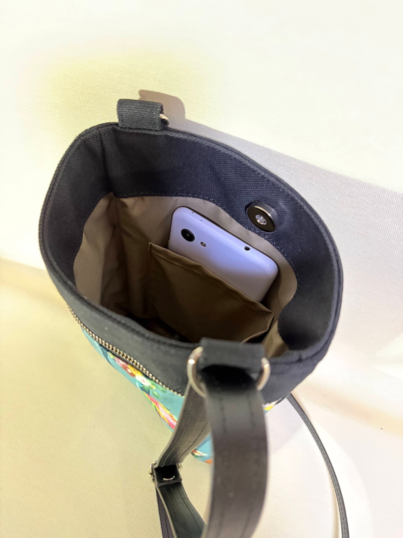 【長財布・ボトルが入る】8号帆布×祝い花柄の縦長サコッシュ／ショルダーバッグ