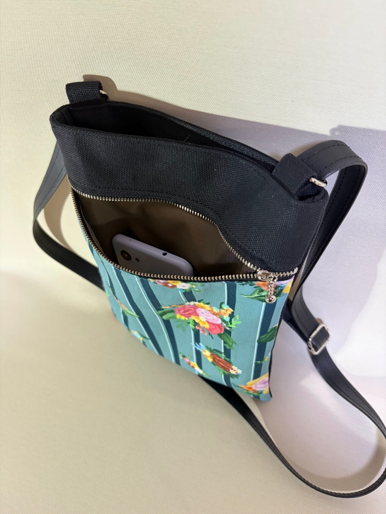 【長財布・ボトルが入る】8号帆布×祝い花柄の縦長サコッシュ／ショルダーバッグ