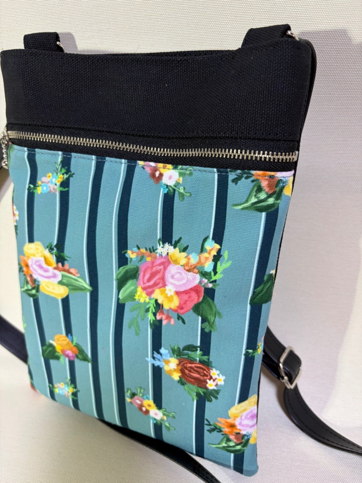 【長財布・ボトルが入る】8号帆布×祝い花柄の縦長サコッシュ／ショルダーバッグ