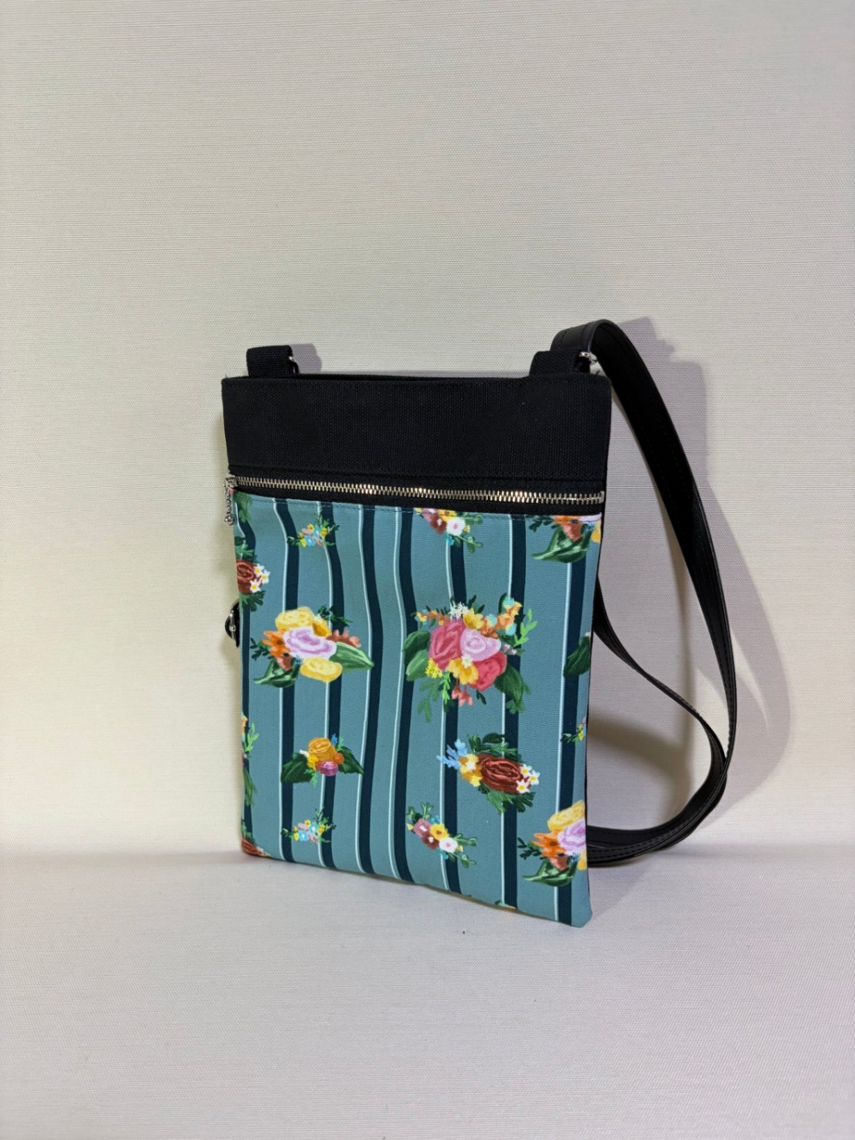 【長財布・ボトルが入る】8号帆布×祝い花柄の縦長サコッシュ／ショルダーバッグ