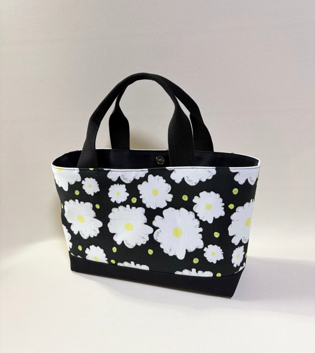 デザイナーが描くアートを日常に。独創のテキスタイルが語る「レトロモダン大花」横長トートバッグ