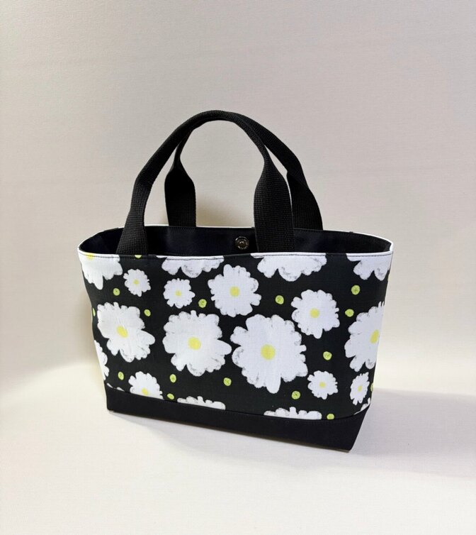 デザイナーが描くアートを日常に。独創のテキスタイルが語る「レトロモダン大花」横長トートバッグ