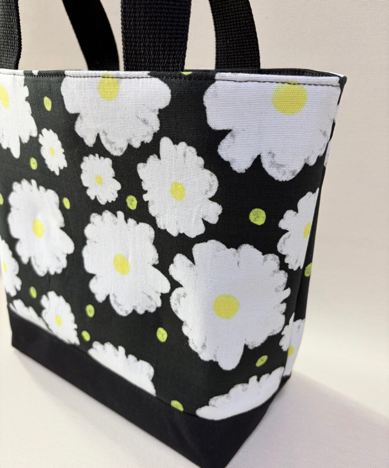 デザイナーが描くアートを日常に。独創のテキスタイルが語る「レトロモダン大花」横長トートバッグ