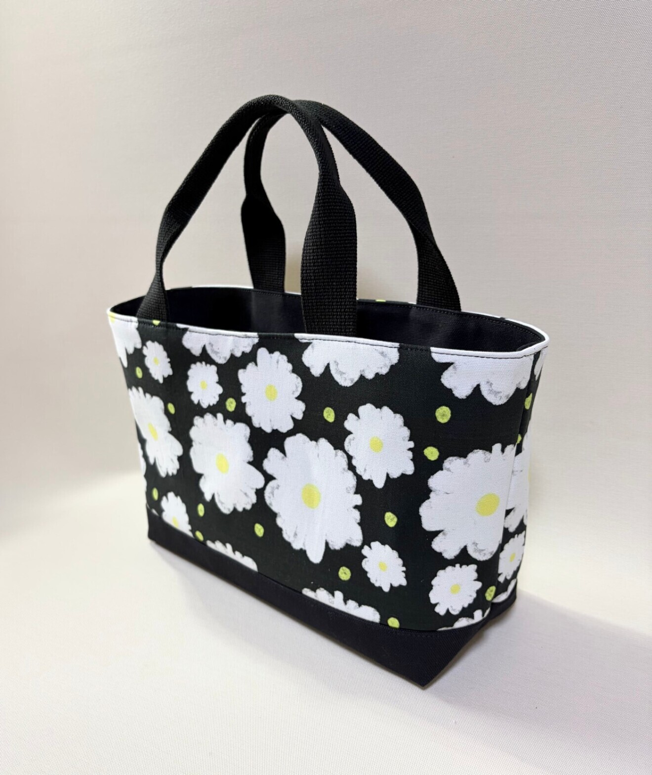 デザイナーが描くアートを日常に。独創のテキスタイルが語る「レトロモダン大花」横長トートバッグ