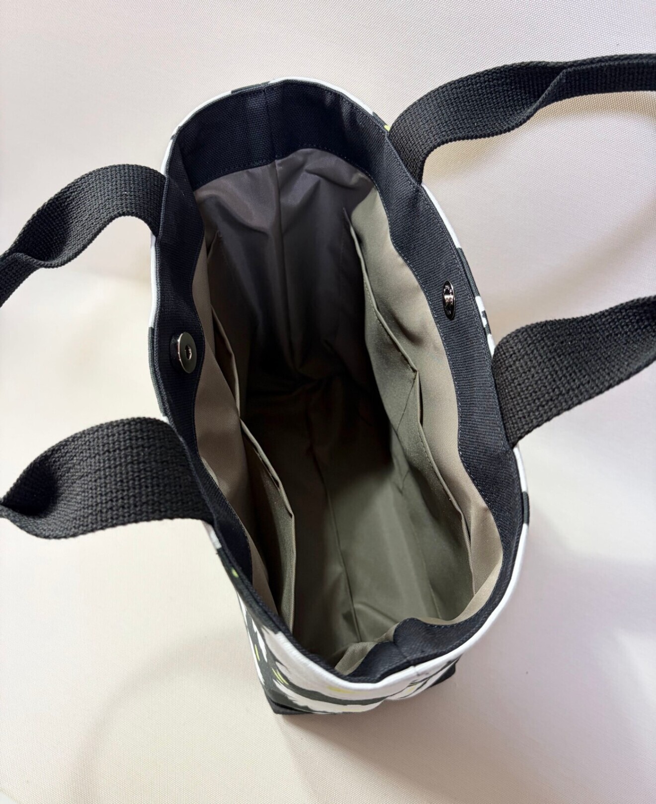 デザイナーが描くアートを日常に。独創のテキスタイルが語る「レトロモダン大花」横長トートバッグ