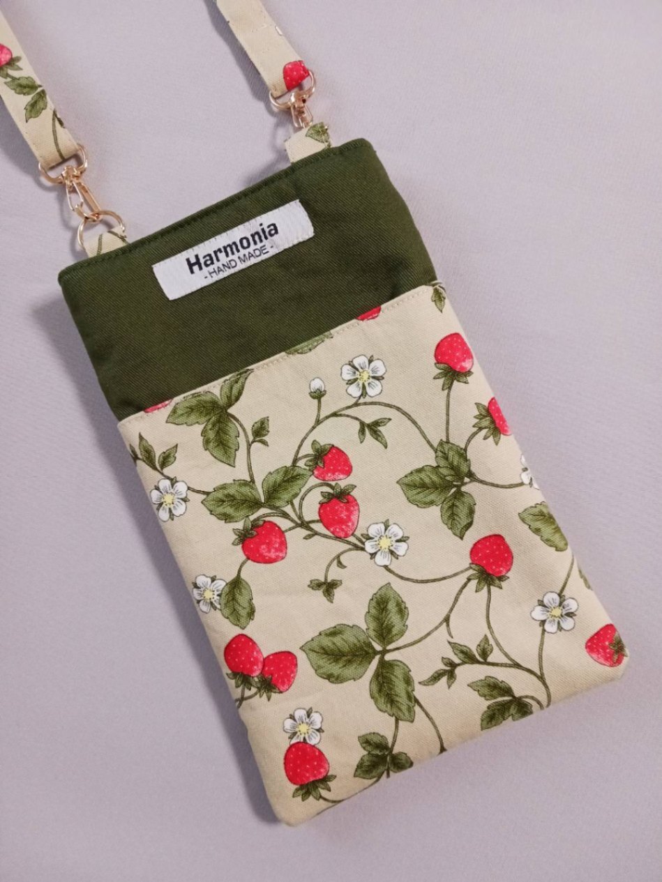 スマホショルダーにもなる名札ケース／オフ会やオフィスで超便利！／「ガーデンストロベリー・ベージュ」