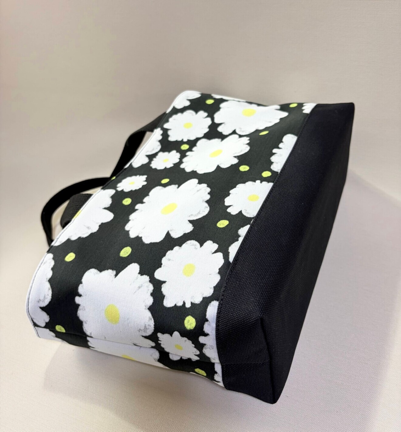 デザイナーが描くアートを日常に。独創のテキスタイルが語る「レトロモダン大花」横長トートバッグ