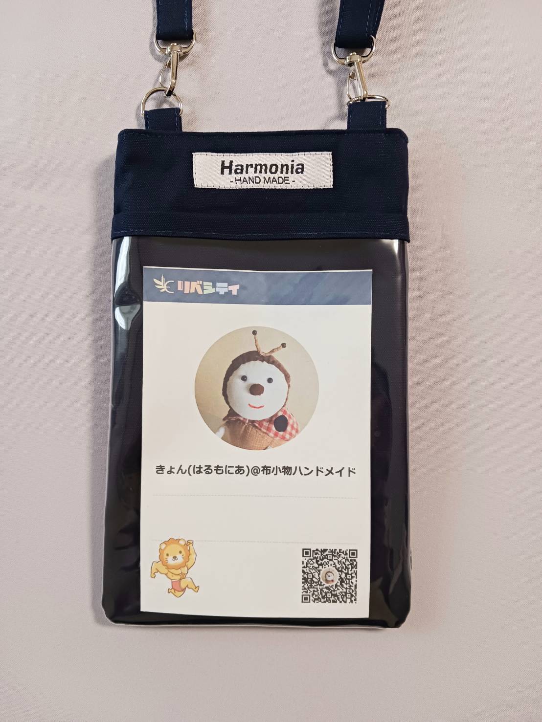 スマホショルダーにもなる名札ケース／オフ会やオフィスで超便利！／和柄「紗綾型(さやがた)・紺」