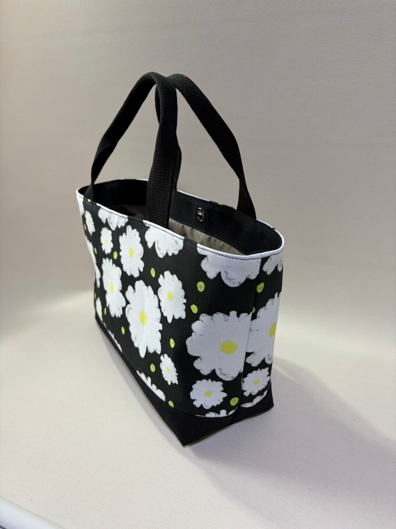 デザイナーが描くアートを日常に。独創のテキスタイルが語る「レトロモダン大花」横長トートバッグ