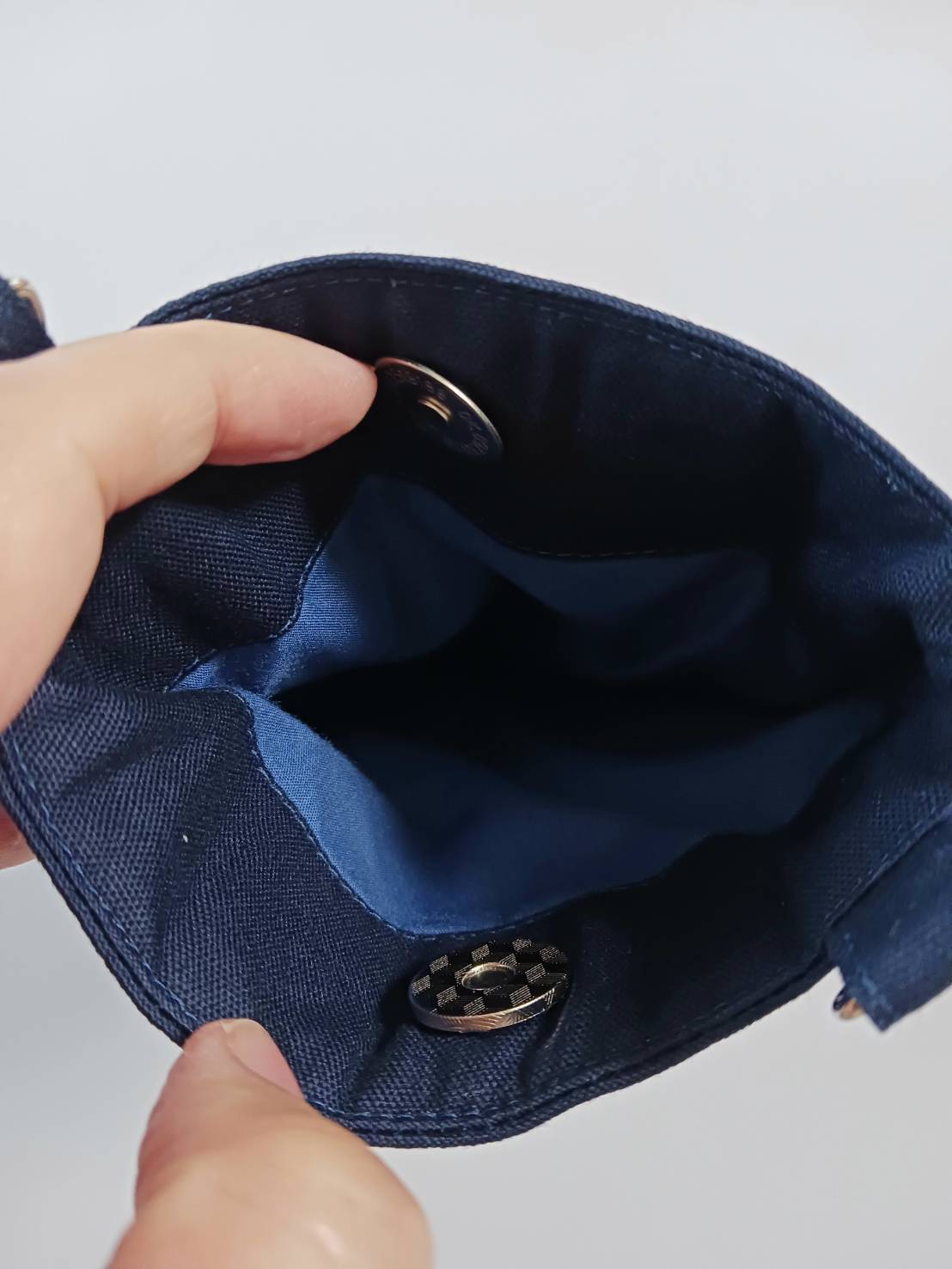 スマホショルダーにもなる名札ケース／オフ会やオフィスで超便利！／和柄「だるま・紺」