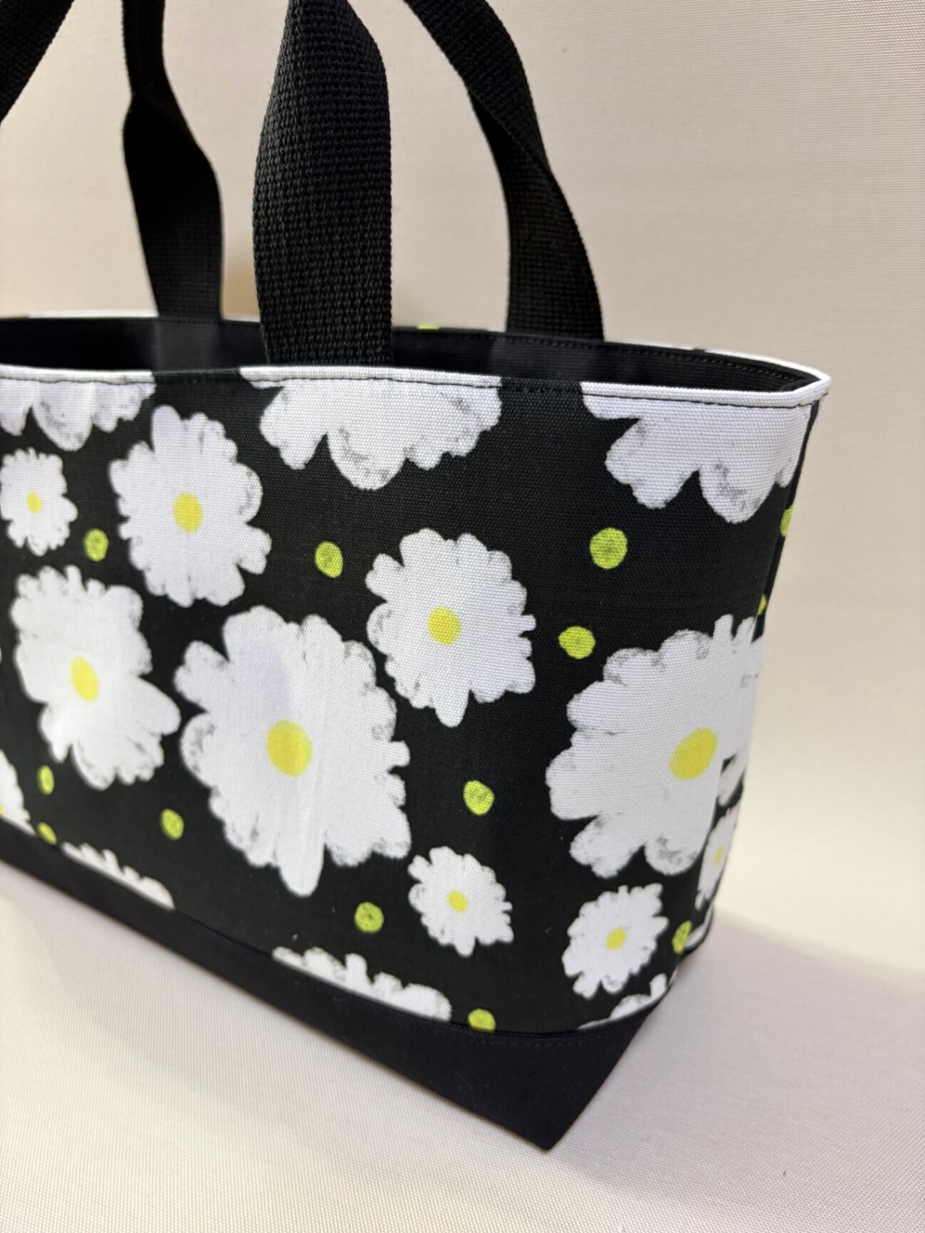 デザイナーが描くアートを日常に。独創のテキスタイルが語る「レトロモダン大花」横長トートバッグ