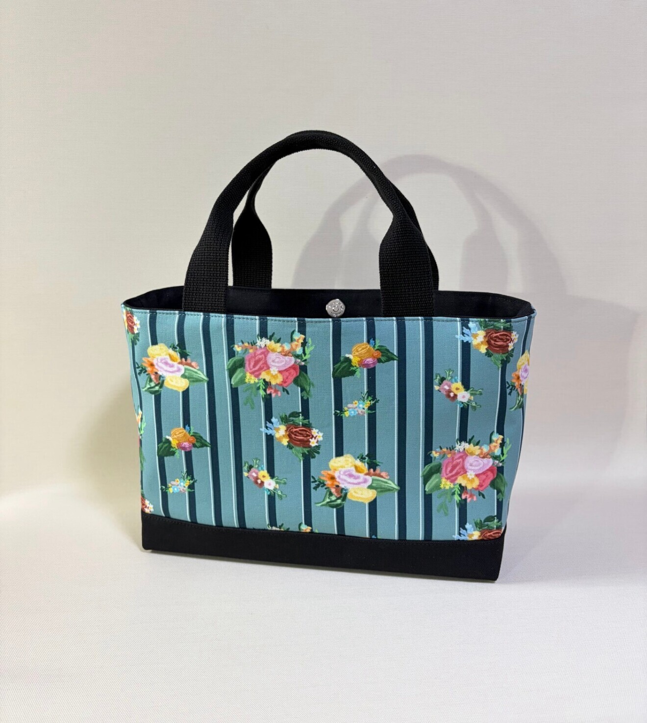 デザイナーが描くアートを日常に。独創のフローラルストライプが彩る物語・横長トートバッグ」