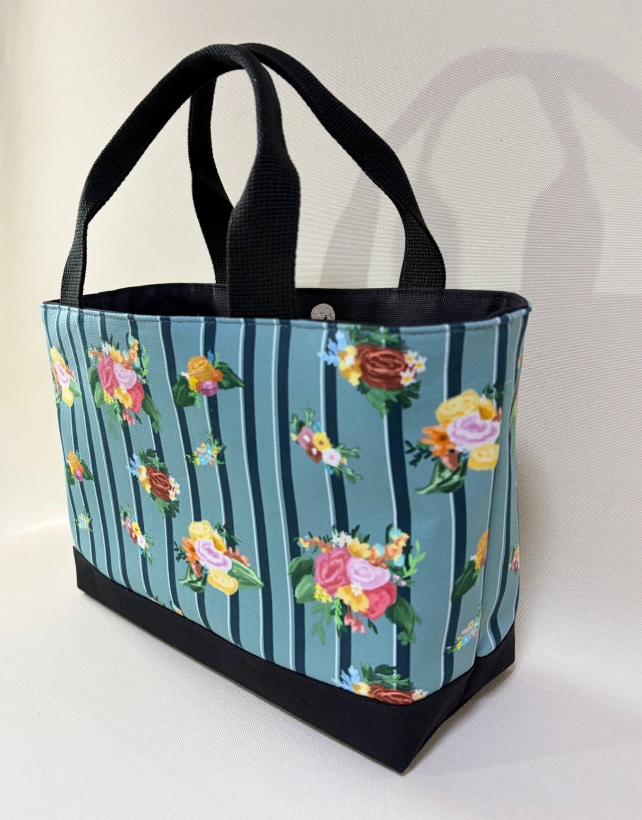 デザイナーが描くアートを日常に。独創のフローラルストライプが彩る物語・横長トートバッグ」