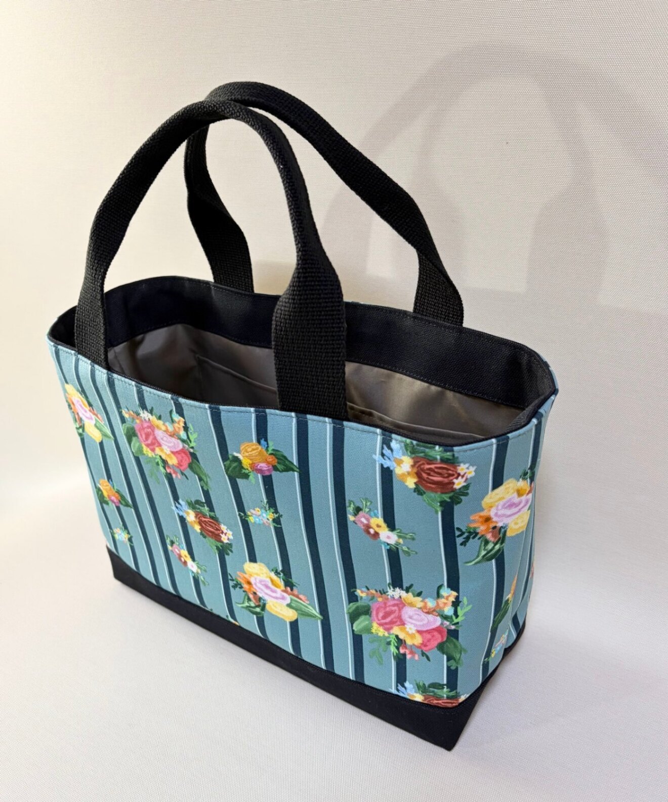 デザイナーが描くアートを日常に。独創のフローラルストライプが彩る物語・横長トートバッグ」