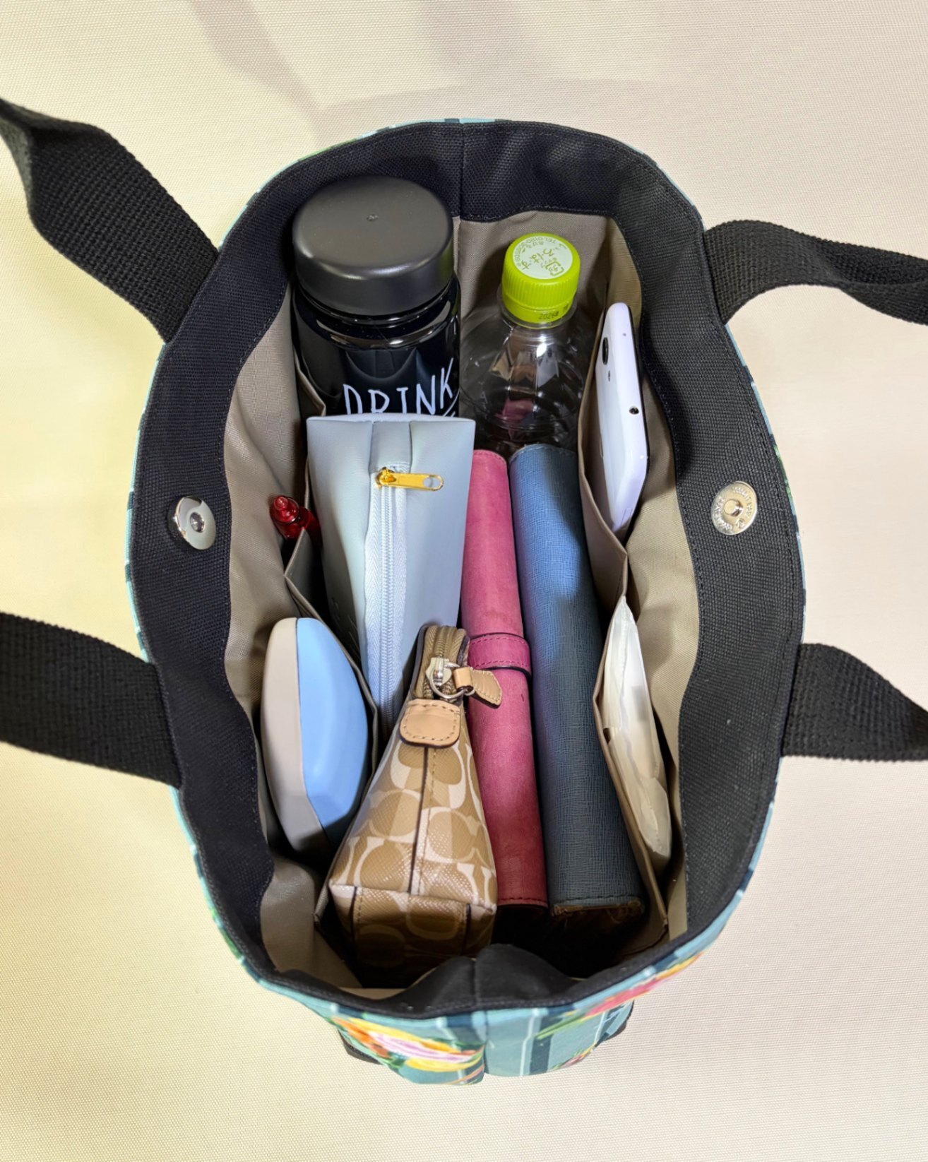 デザイナーが描くアートを日常に。独創のフローラルストライプが彩る物語・横長トートバッグ」