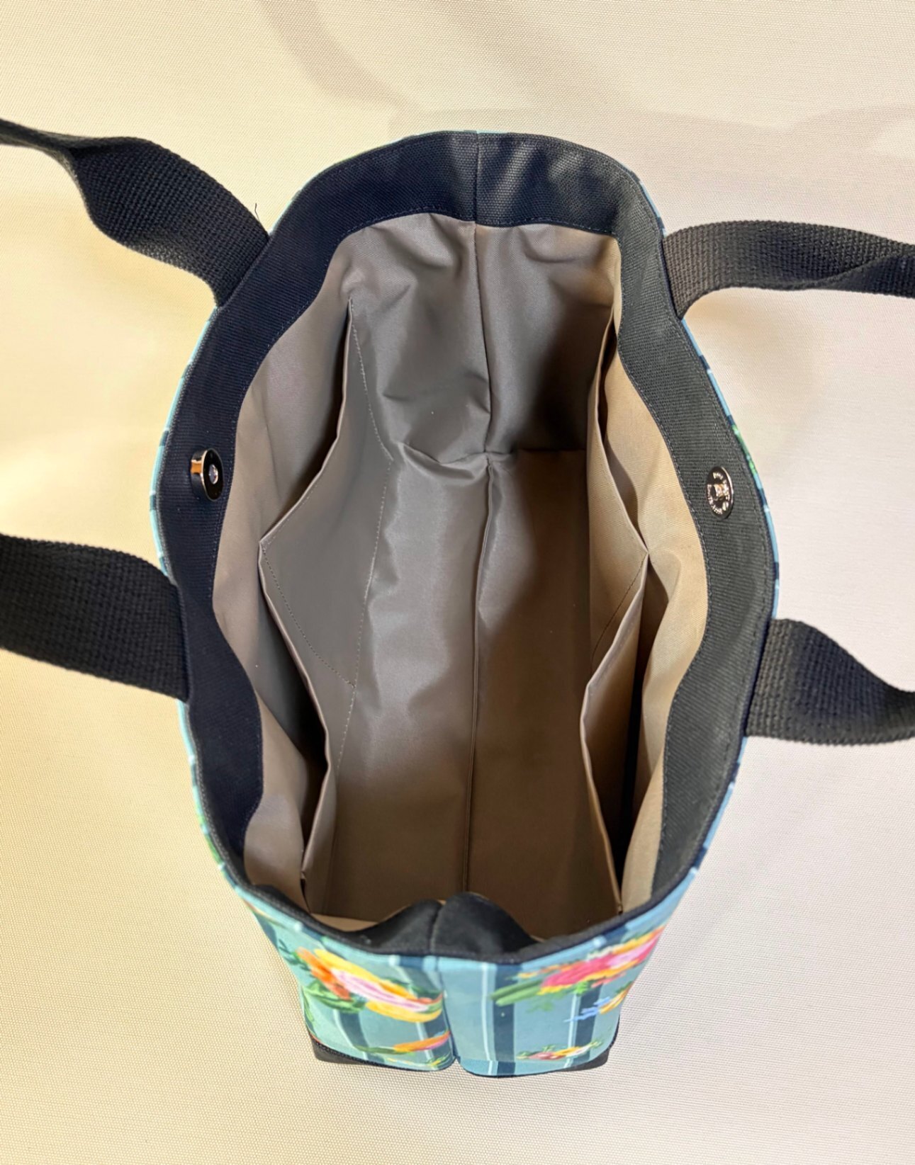 デザイナーが描くアートを日常に。独創のフローラルストライプが彩る物語・横長トートバッグ」