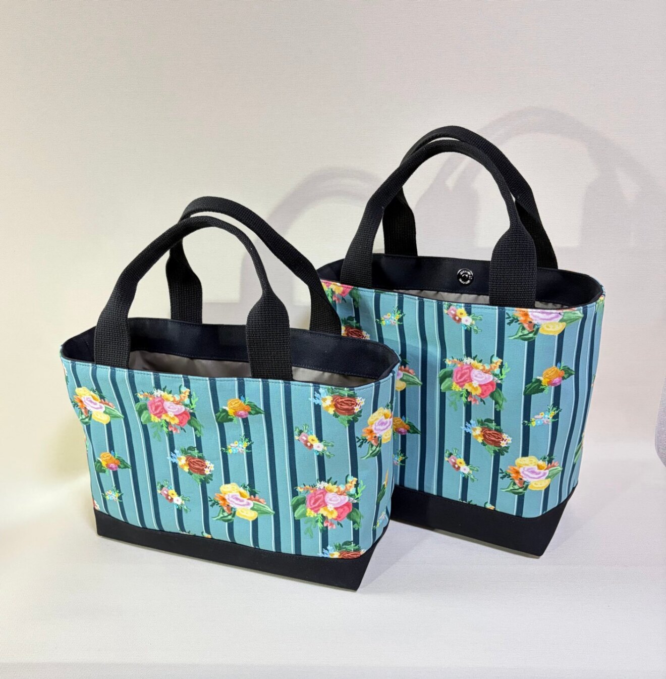 デザイナーが描くアートを日常に。独創のフローラルストライプが彩る物語・横長トートバッグ」