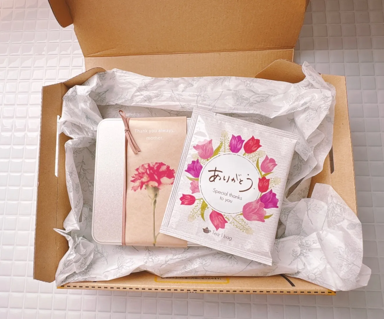 【ありがとうの詰め合わせ】母の日クッキー缶🌸感謝の気持ちを詰め込んだ6種のおやつと紅茶の贈り物