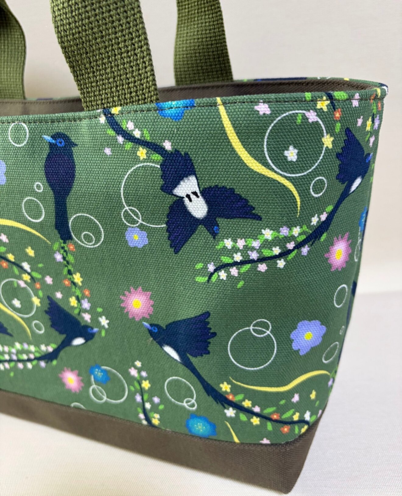 デザイナーが描くアートを日常に。独創のテキスタイルが語るサンコウチョウの物語・横長トートバッグ