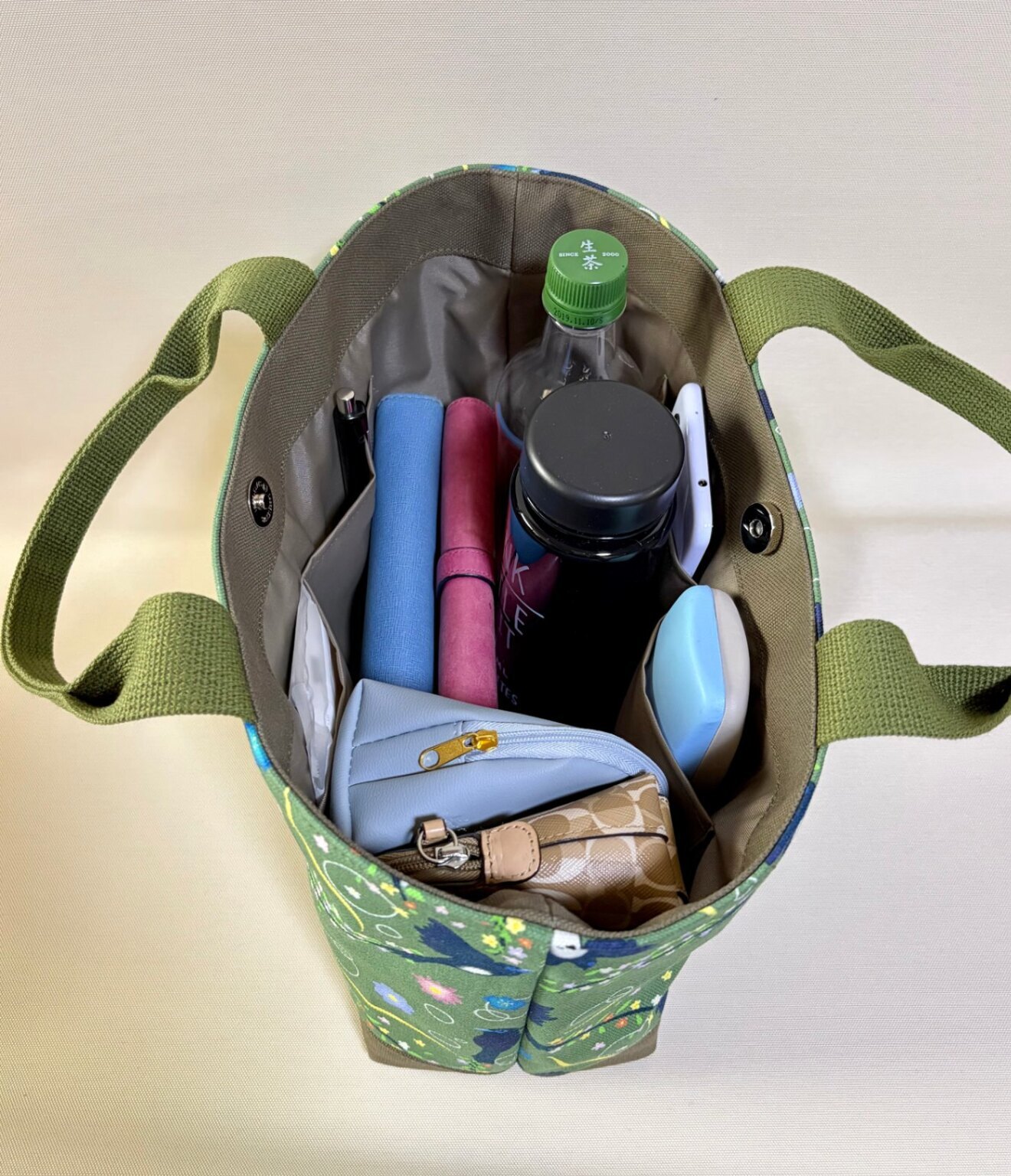 デザイナーが描くアートを日常に。独創のテキスタイルが語るサンコウチョウの物語・横長トートバッグ